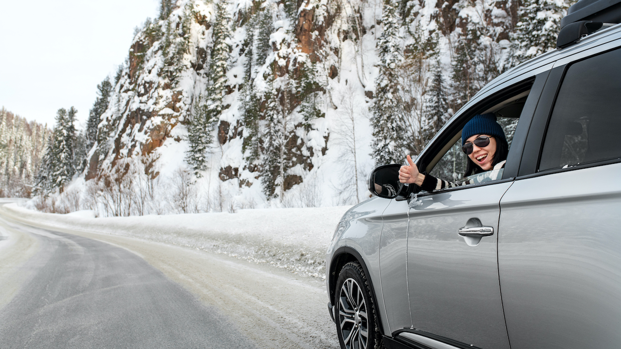 M+S Reifen. Auto mit einer Schneelandschaft vor sich.