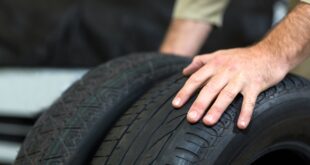 Tubeless Reifen. Hand auf einem Reifen.
