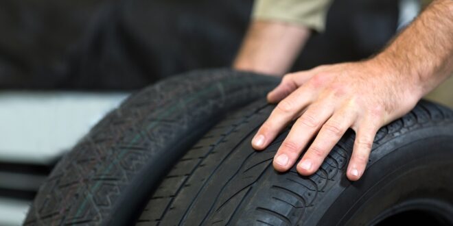 Tubeless Reifen. Hand auf einem Reifen.