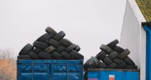 Zwei Container voll mit Reifen.