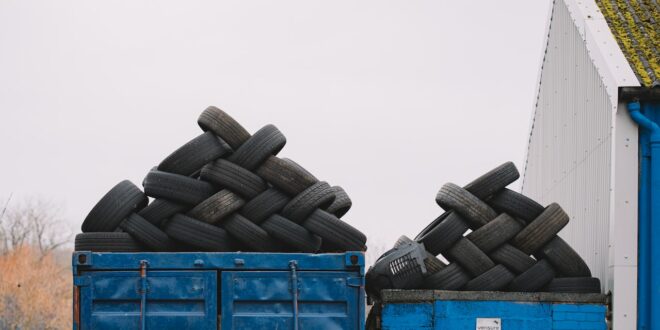 Zwei Container voll mit Reifen.