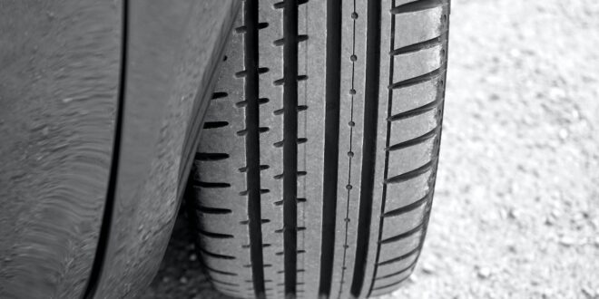 Nahaufnahme eines Reifens auf dem Asphalt.