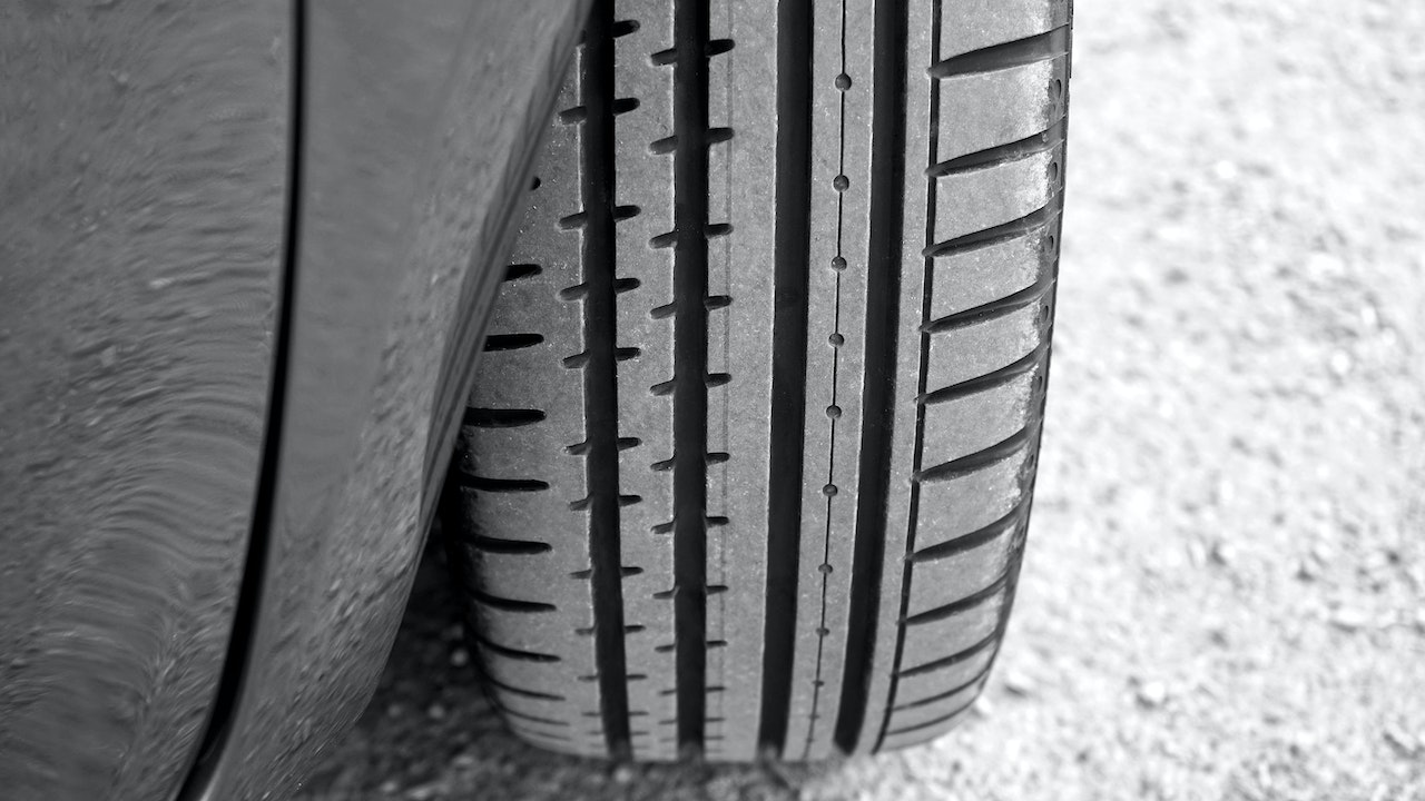 Nahaufnahme eines Reifens auf dem Asphalt.