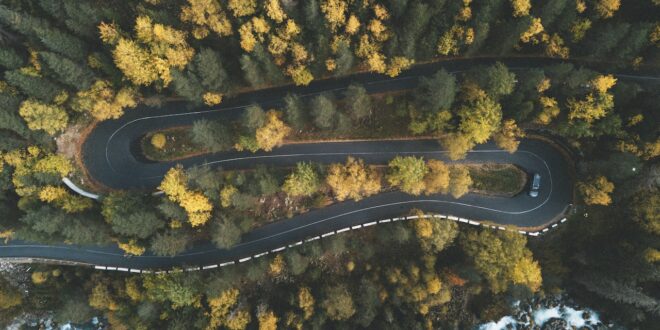 Luftaufnahme aus einem Auto auf der Fahrbahn in der Natur.
