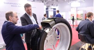 Ein Besucher der Tire Technology Expo sieht sich einen Reifen an.