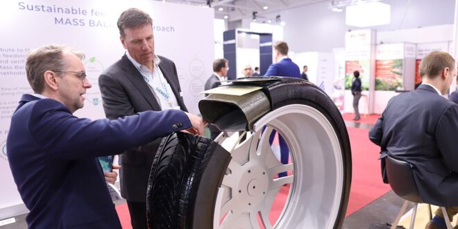 Ein Besucher der Tire Technology Expo sieht sich einen Reifen an.