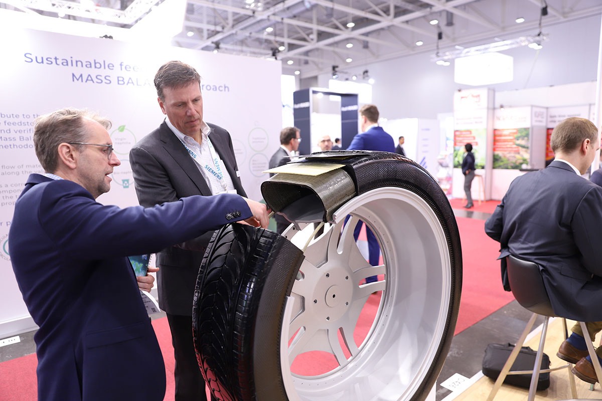Ein Besucher der Tire Technology Expo sieht sich einen Reifen an.