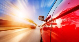 Auto mit hoher Geschwindigkeit auf der Straße.