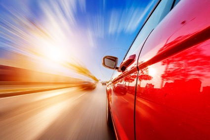 Auto mit hoher Geschwindigkeit auf der Straße.