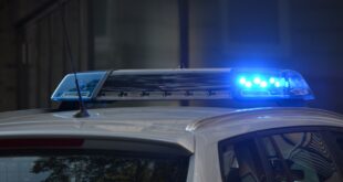 Blaues Licht aus einem Polizeiauto.