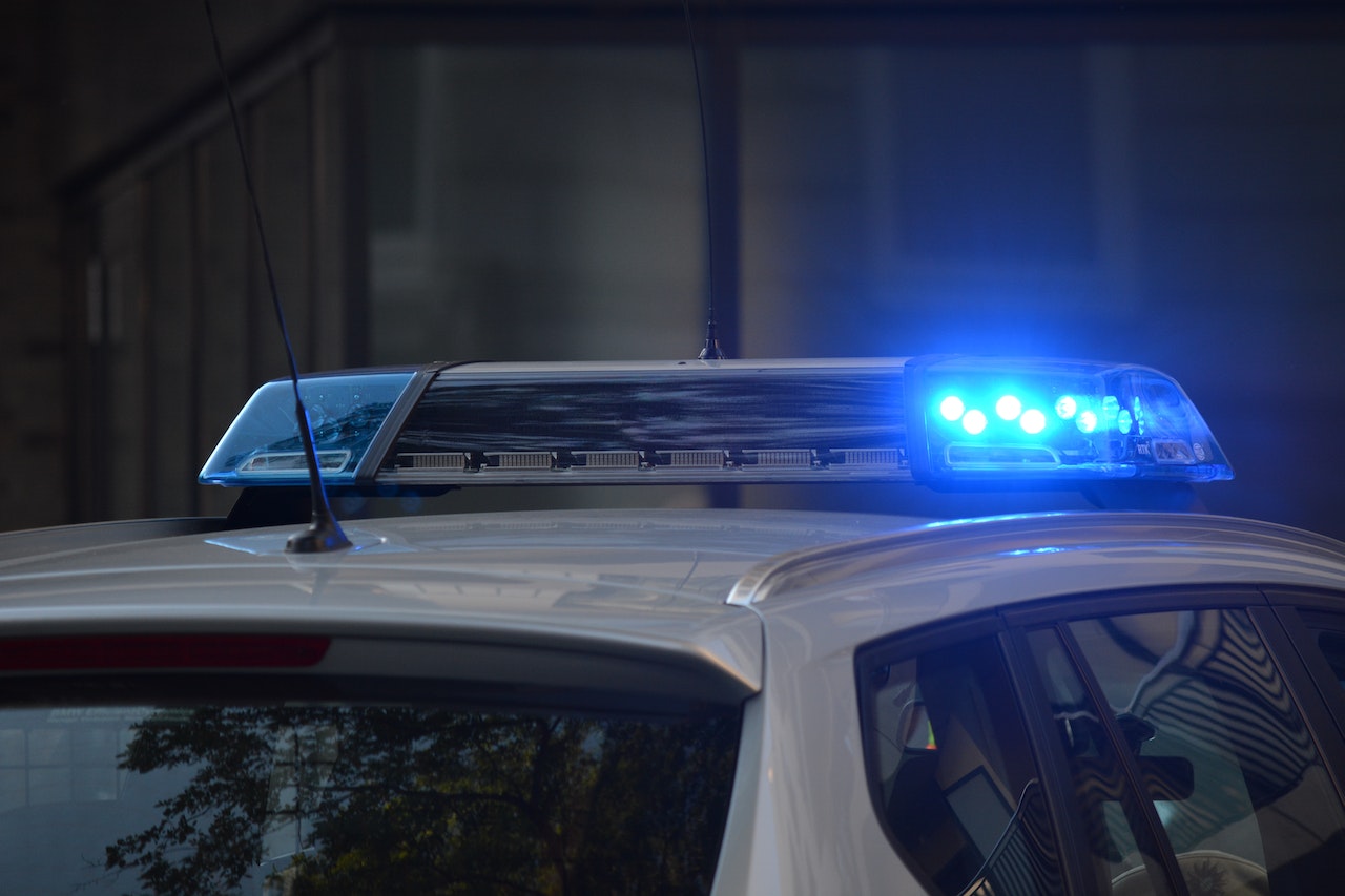 Blaues Licht aus einem Polizeiauto.