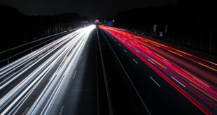 Lichter auf einer Straße.
