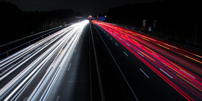 Lichter auf einer Straße.