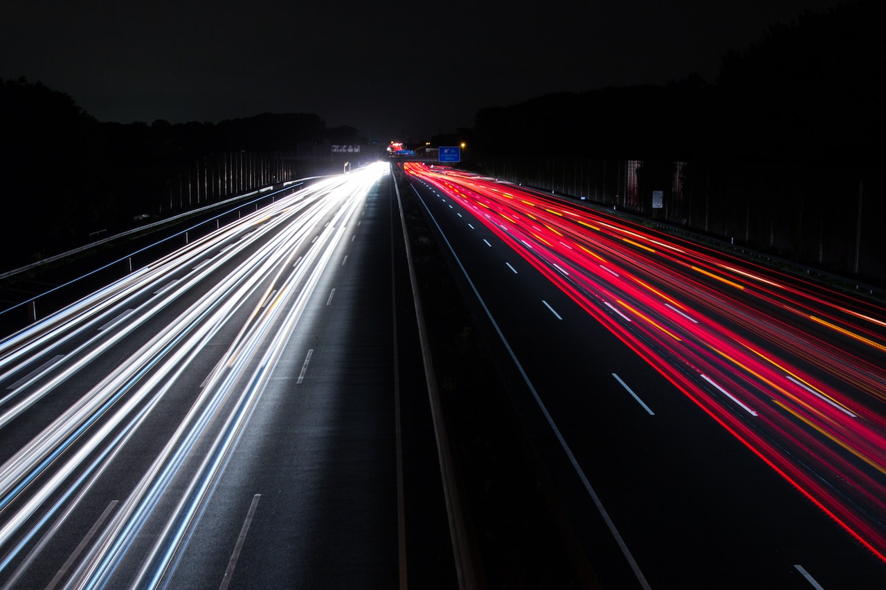 Lichter auf einer Straße.