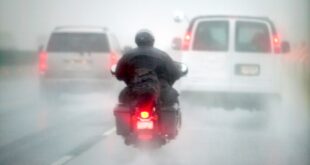Motorradfahrer im Regen