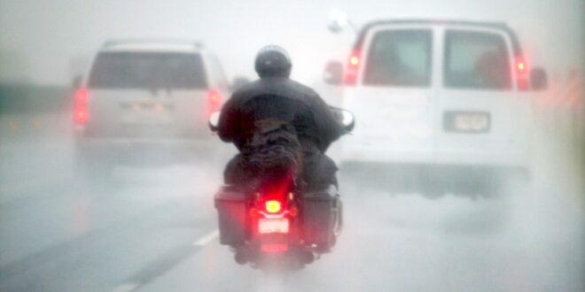 Motorradfahrer im Regen