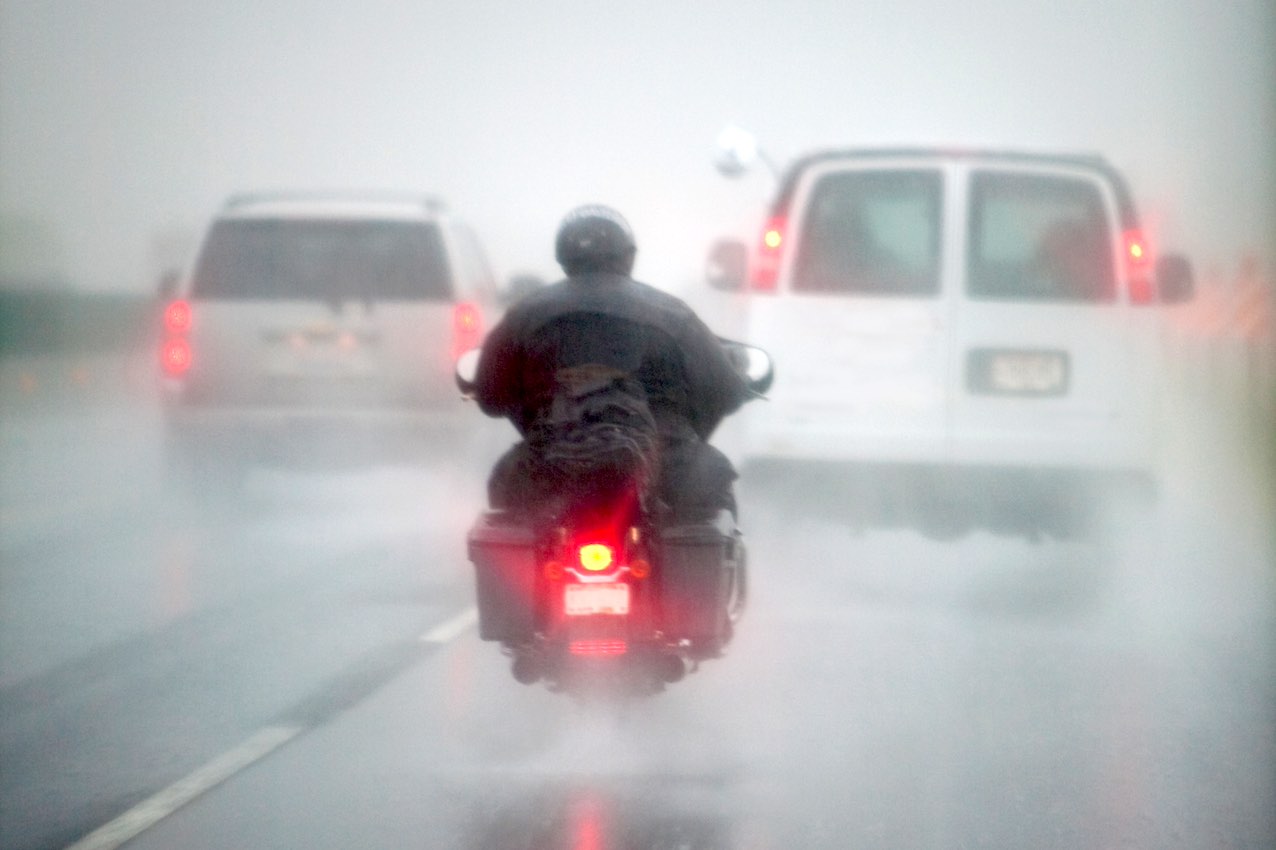 Motorradfahrer im Regen