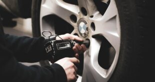 Ein Mechaniker repariert einen Reifen.