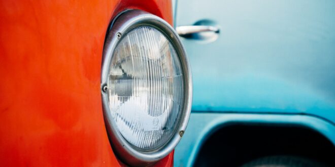 Scheinwerfer eines roten Autos.