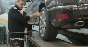 Mechaniker in einer Werkstatt.
