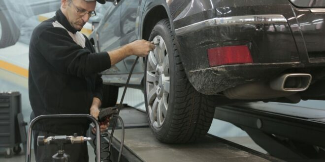 Mechaniker in einer Werkstatt.