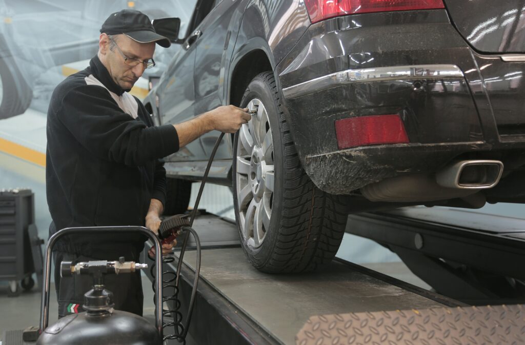 Mechaniker in einer Werkstatt.