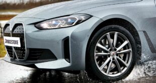 Auto mit Bridgestone Reifen.