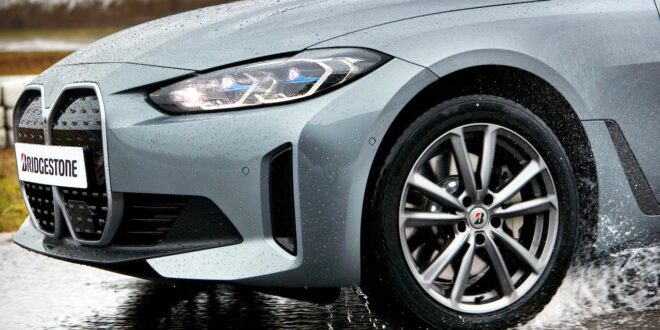 Auto mit Bridgestone Reifen.