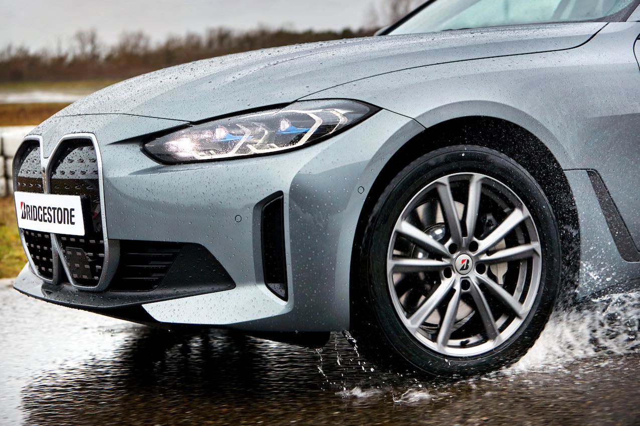 Auto mit Bridgestone Reifen.