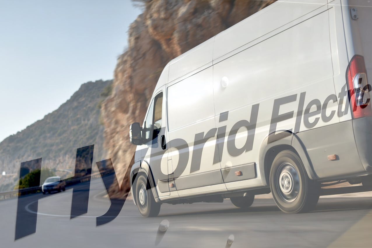 Ein weißer Hybrid- Transporter.